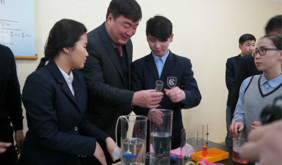 中国政府无偿援蒙学校物理实验室设备项目交接
