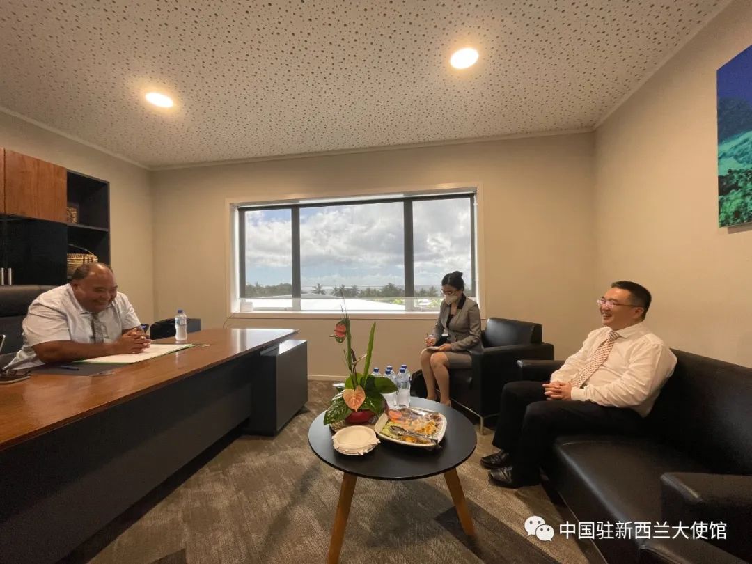 王小龙大使拜会纽埃代理自然资源部长马卡尼