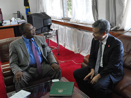 中国驻坦桑尼亚大使吕友清会见坦桑尼亚水利部长马根贝