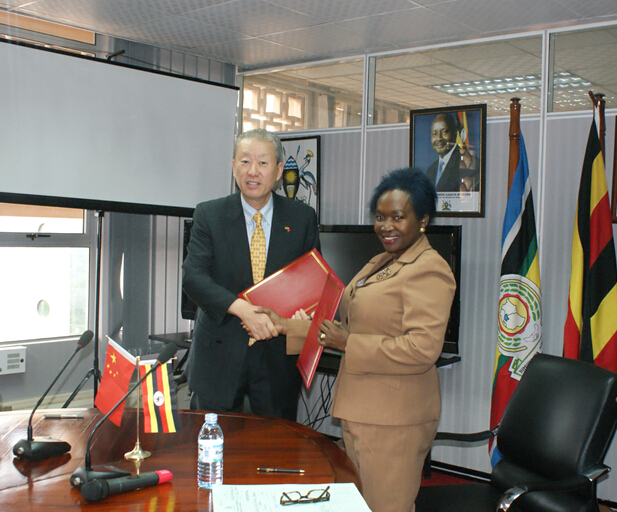 中国和乌干达两国政府签署经济技术合作协定