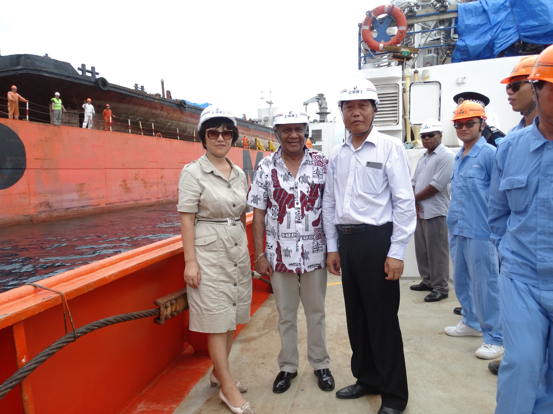 瓦努阿图总理基尔曼视察我援瓦码头扩建项目